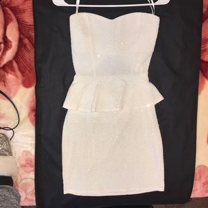 [NWT] WHITE STRAPLESS SPARKLY DRESS